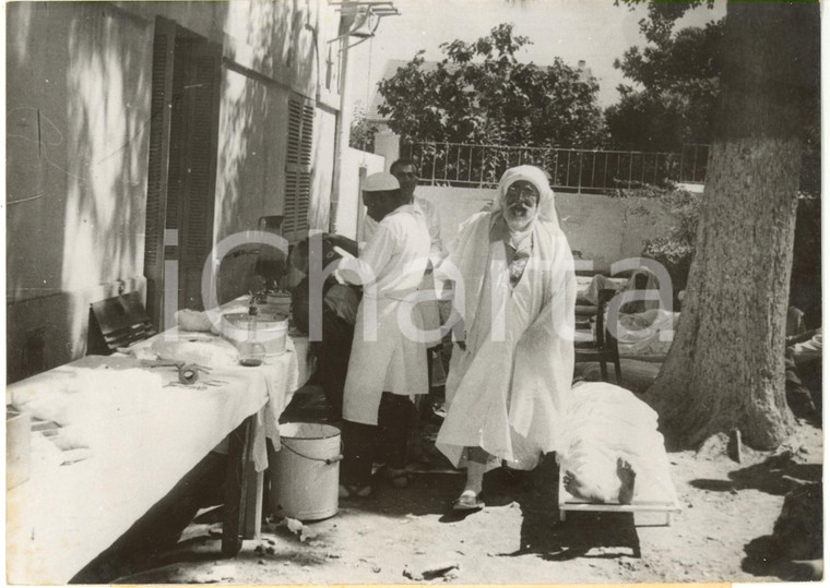 1954 ALGERIE - SÉISME D'ORLEANSVILLE - Premiers secours aux blessés *Photo 13x18