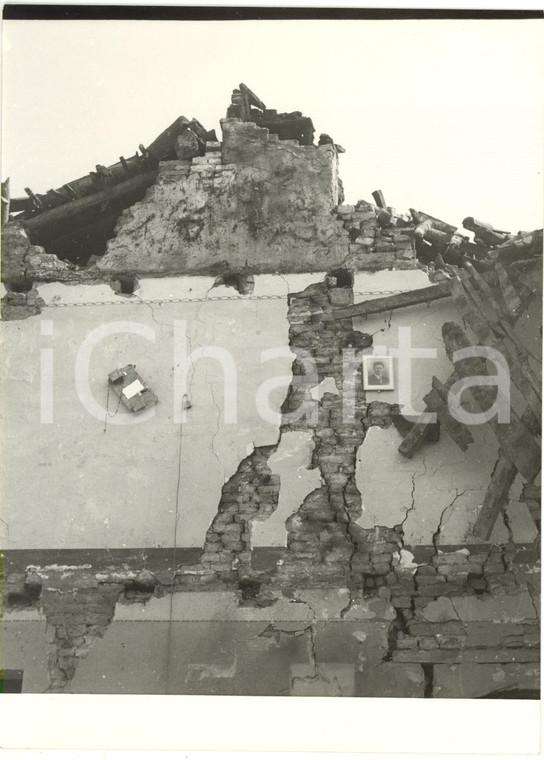 1955 ca MARUDO (LO) - Macerie di un'abitazione a seguito di un'esplosione *Foto