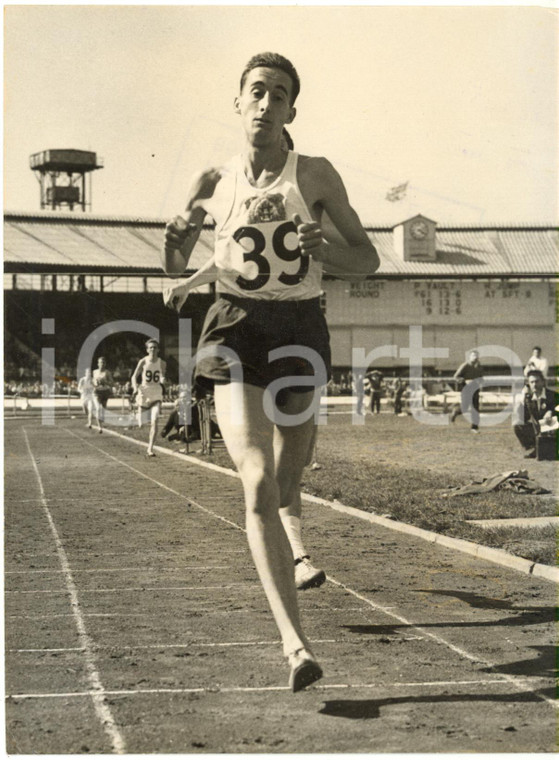 1953 LONDON White City Stadium - Gordon PIRIE running at British Games *Photo