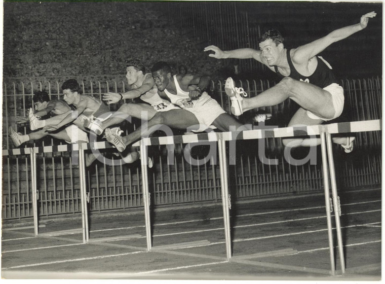 1957 MILANO - ARENA CIVICA Passaggio 110 metri ostacoli in gara internazionale