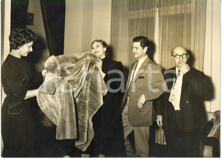 1955 ca TORINO Pellicceria RIVELLA Anita EKBERG Anthony STEEL visitano atelier 3