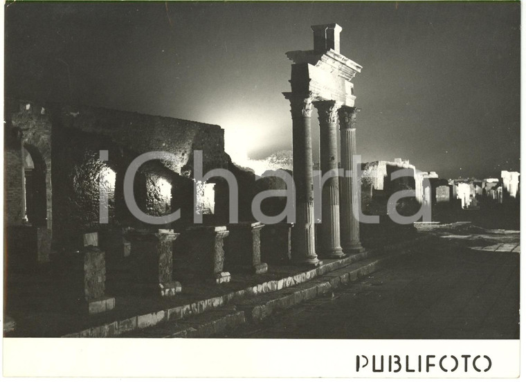 1956 POMPEI (NA) Veduta notturna delle rovine del Foro *Foto 18x13 