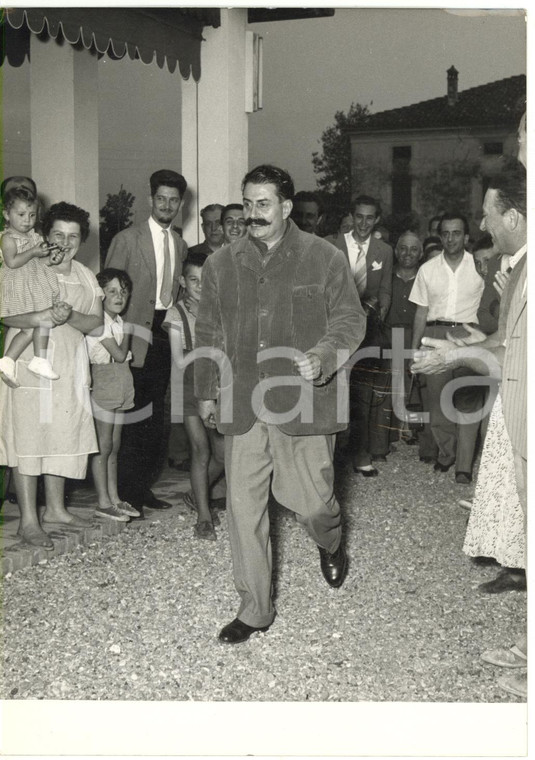 1955 RONCOLE DI BUSSETO Giovannino GUARESCHI accolto dopo uscita dal carcere (2)