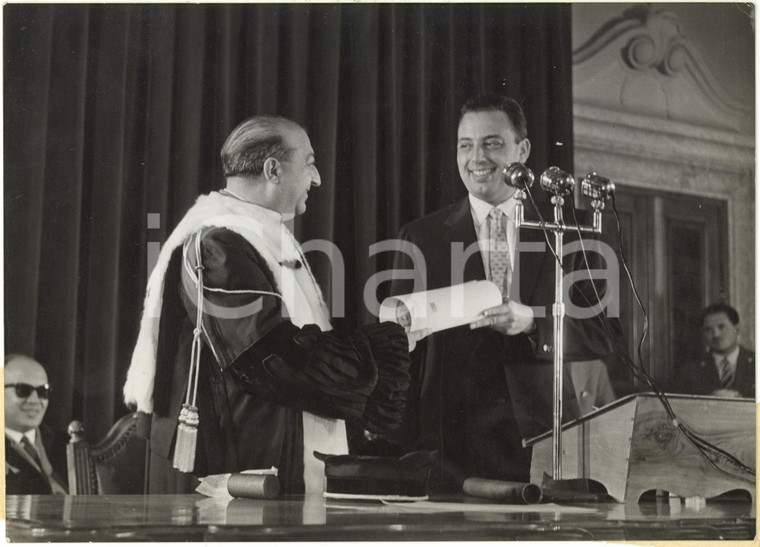 1955 ca PALERMO - Lauro CHIAZZESE consegna a Generoso POPE laurea honoris causa