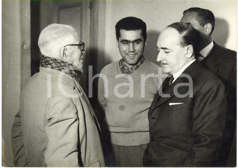 1959 ROCCALUMERA (ME) - Salvatore QUASIMODO conversa con il padre Gaetano *Foto