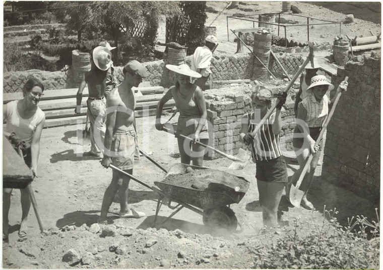 1960 ca ERCOLANO (NA) Studenti stranieri lavorano agli scavi archeologici *Foto