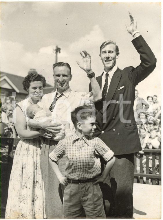 1954 CHADWELL HEATH - Roger BANNISTER e Jim PETERS con la famiglia (2) Foto