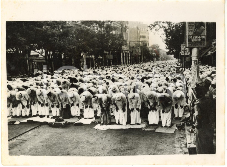 1953 CALCUTTA Festa di ID AL-FITR Musulmani pregano per le strade della città