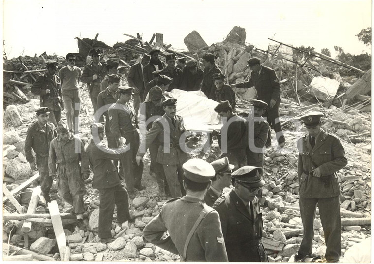 1955 ca PALERMO Crollo palazzina - Operazioni di soccorso tra le macerie *Foto
