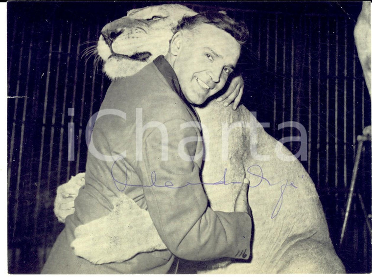 1965 ca CIRCO ITALIA Orlando ORFEI con un leone - Foto seriale con AUTOGRAFO