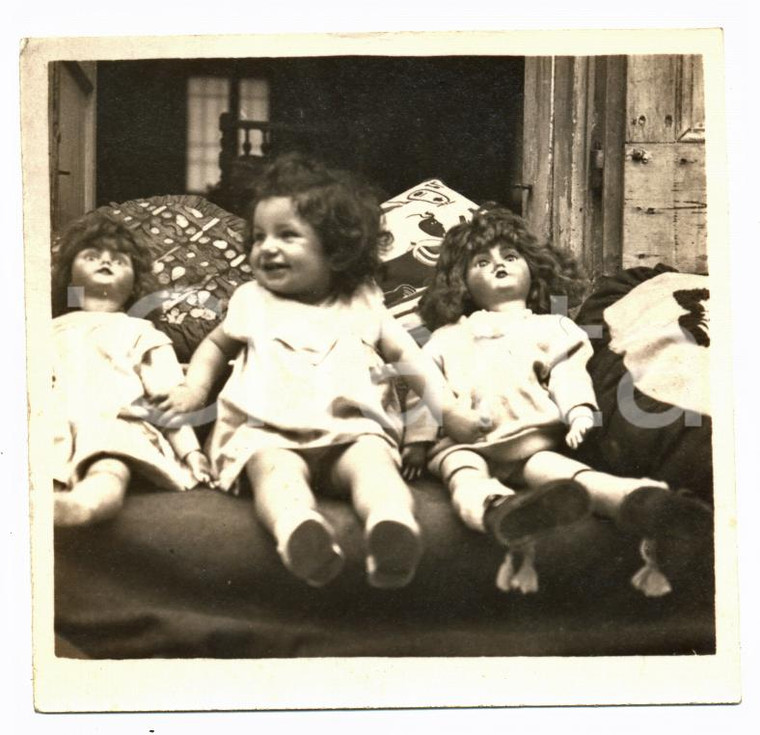 1920 ca ITALIA - COSTUME Bambina posa con due bambole *Foto 6x6 cm