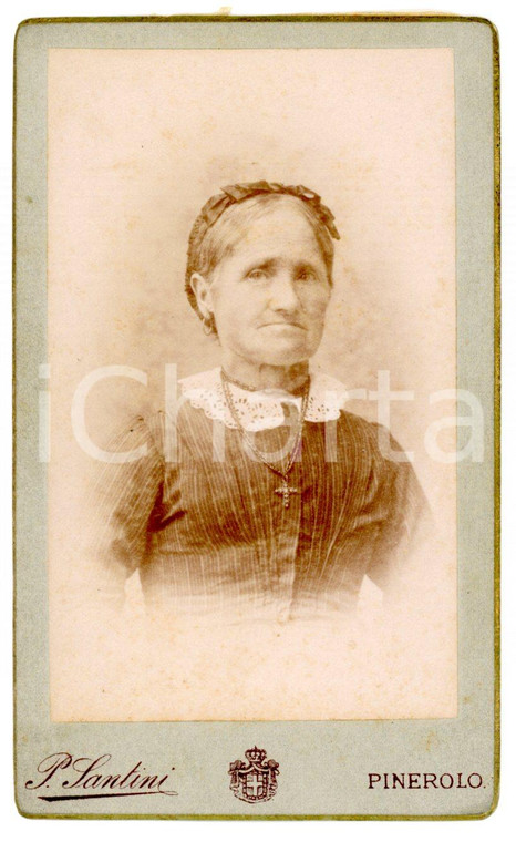 1895 ca PINEROLO (TO) Ritratto di anziana donna con crocifisso *Foto SANTINI CDV