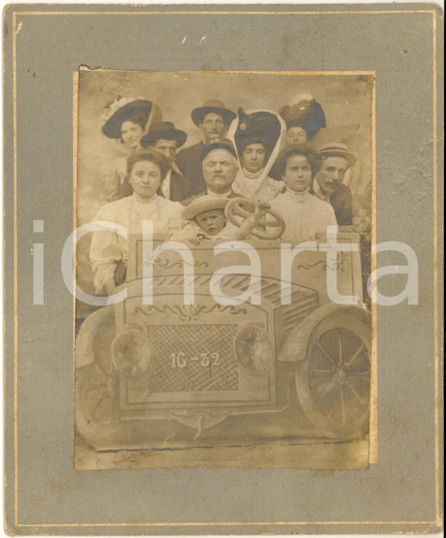 1900 ca COSTUME ITALIA Ritratto di famiglia su finta automobile - Foto CURIOSA
