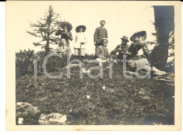 1912 ALPE DEVERO Pranzo tra escursionisti sul prato - Foto VINTAGE 12x9 cm