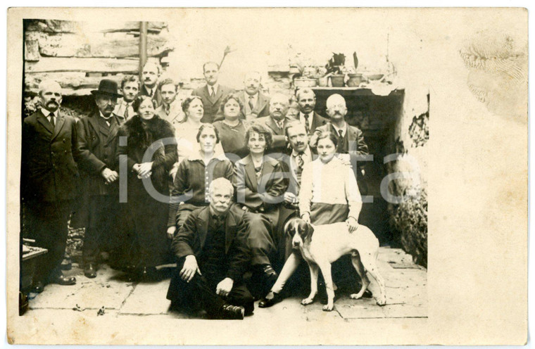 1930 ca ITALIA Ritratto di famiglia con cane da caccia - Fotocartolina FP