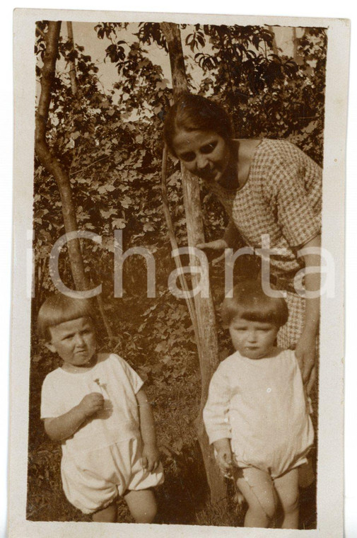 1920 ca ITALIA Giovane donna con gemelli in un bosco *Foto COSTUME 7x11 cm