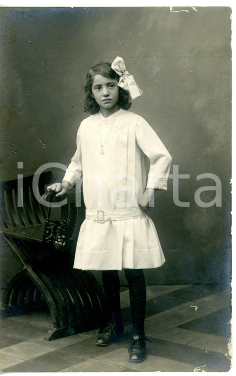 1920 ca ITALIA Bambina con borsetta alla Prima Comunione *Fotocartolina 9x14 cm