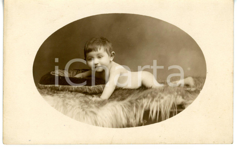 1920 ca COSTUME Ritratto di bambino su cuscino e pellicciotto - Fotocartolina FP