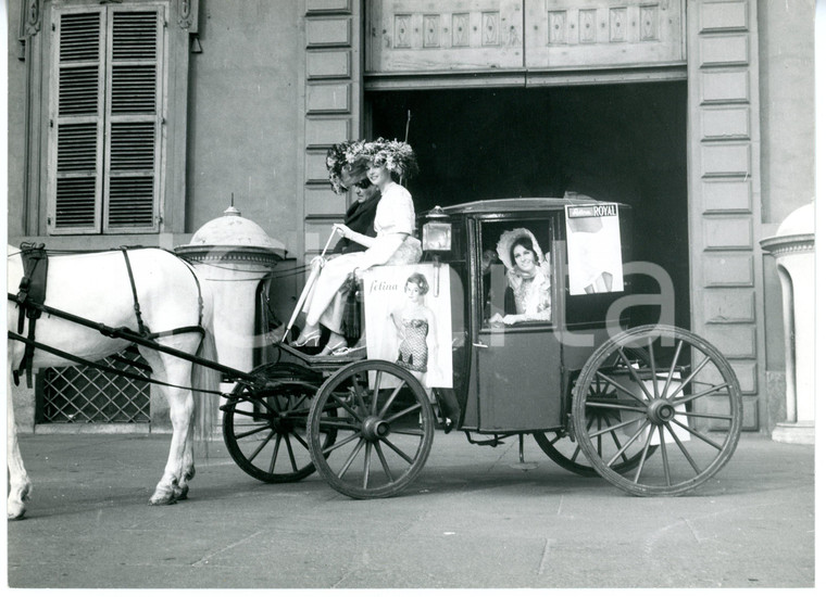 1955 ca TORINO Sfilata FELINA ROYAL - Arrivo delle modelle in carrozza - Foto