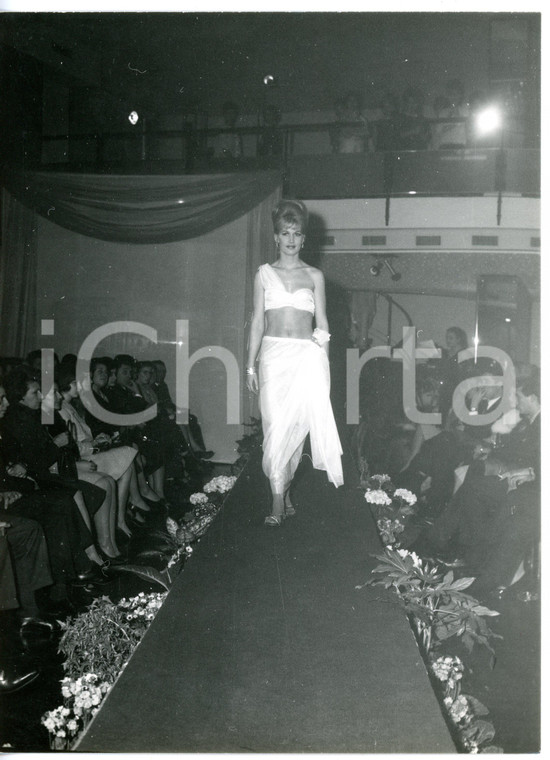 1955 ca TORINO - FELINA ROYAL Moda Mare - Modella sfila in pareo *Foto 18x24