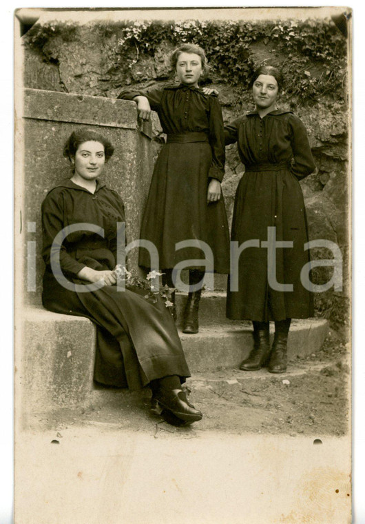 1920 ca FRANCE Ritratto di tre sorelle in abito scuro - Fotocartolina 9x14 cm