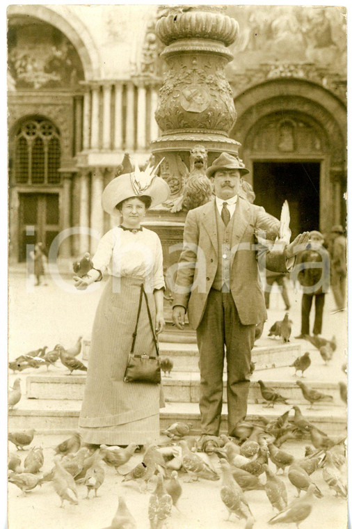 1930 ca VENEZIA Basilica di San Marco - Coppia di turisti tra i piccioni - Foto