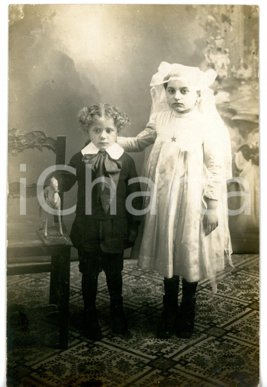 1930 ca ITALIA Bambino con sorella alla Prima Comunione - Fotocartolina FP NV