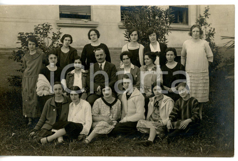 1930 ca ARONA Ritratto di famiglia in cortile - Fotocartolina DE RIGHETTI - FP