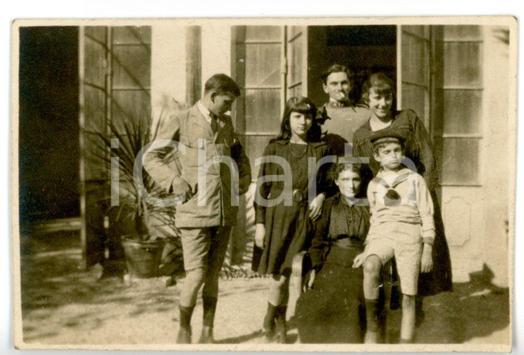 1917 LAURIANO Ritratto di famiglia in cortile *Fotografia 7x5 cm