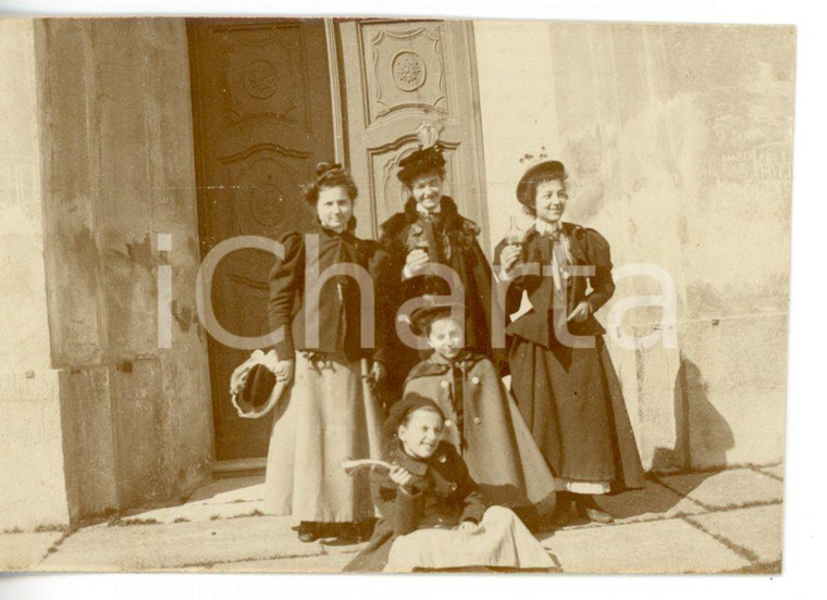 1920 ca PIEMONTE (?) Ritratto di famiglia al femminile con bottiglia di vino 