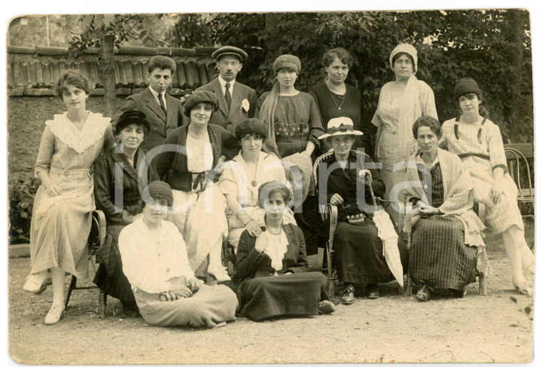 1920 BARDONECCHIA Ritratto di famiglia in cortile - Fotocartolina 13x8 cm