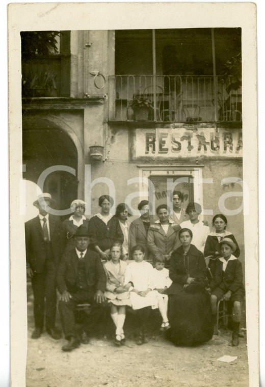 1915 ca ITALIA Ritratto di famiglia al ristorante - Fotocartolina 9x14 cm
