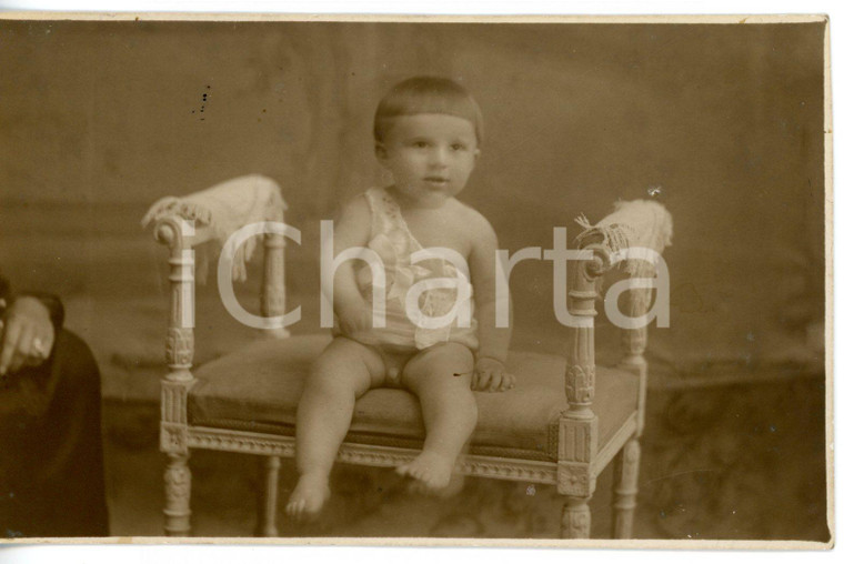 1920 ca ITALIA Bambino di pochi mesi in abito chiaro - Fotocartolina FP - NV