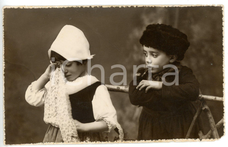 1920 ca VARALLO SESIA Coppia di bambini in costume tradizionale con pipa - Foto