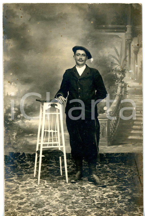 1920 ca FRANCE Ritratto di uomo in abito scuro con basco - Fotocartolina FP VG