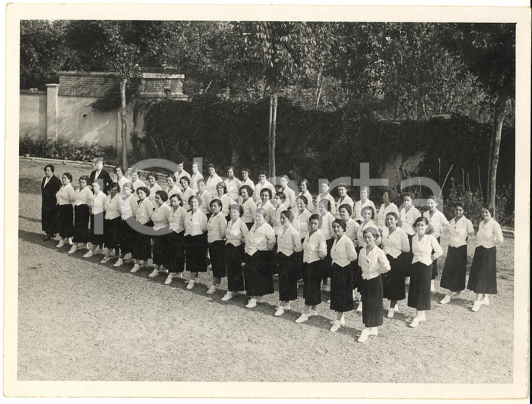 1940 ca TORINO BORGO SAN PAOLO - Alunne di un liceo schierate in cortile *Foto