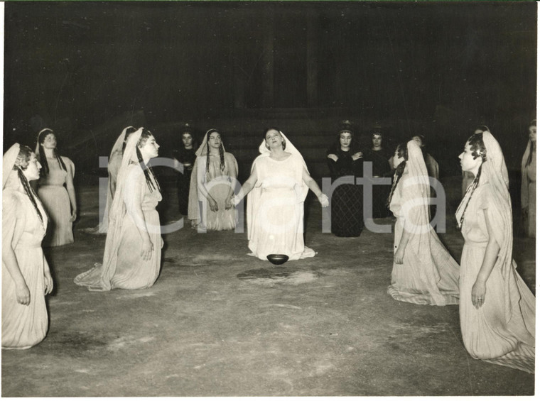 1970 ca ATENE Teatro Classico - Attrice con il coro - Foto Γ. ΔΙΑΜΑΝΤΙΔΗ 24x18