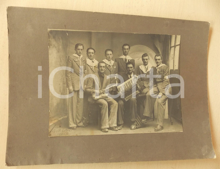 1930 ca IVREA Giovani di associazione religiosa  con due suonatori *Foto 34x24