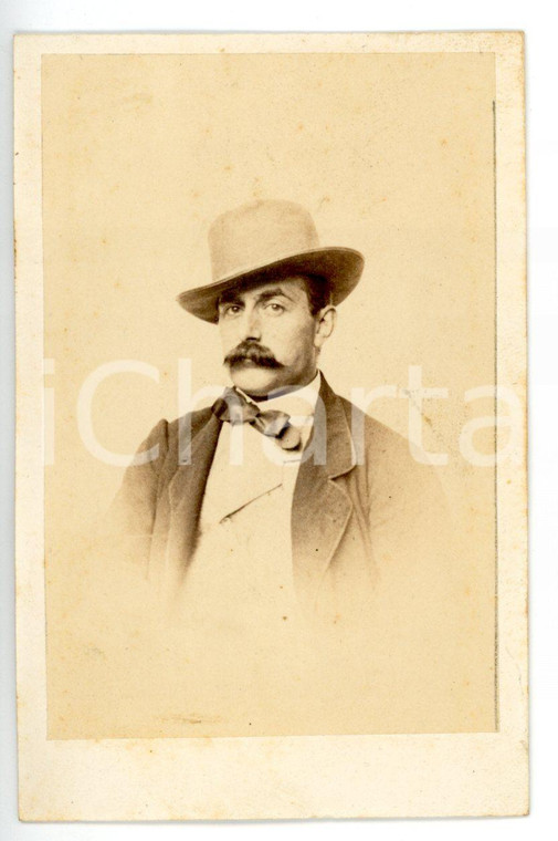 1880 ca TORINO Ritratto maschile con papillon e cappello - Foto TUMINELLO - CDV