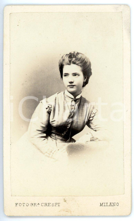 1870 ca MILANO Ritratto di giovane donna con abito a bottoni *Foto CRESPI - CDV