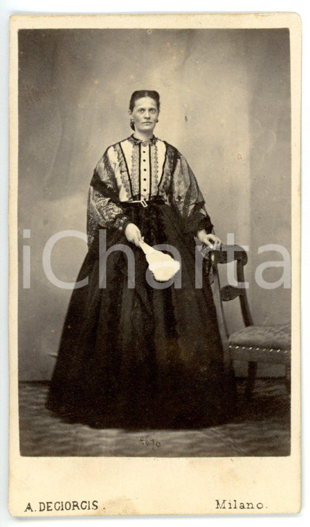1870 ca MILANO Donna in abito da passeggio ricamato *Foto Adele DEGIORGIS - CDV