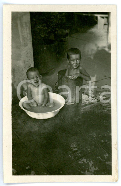1940 ca ITALIA Bagno di bambini in tinozza - Foto VINTAGE 5x9 cm