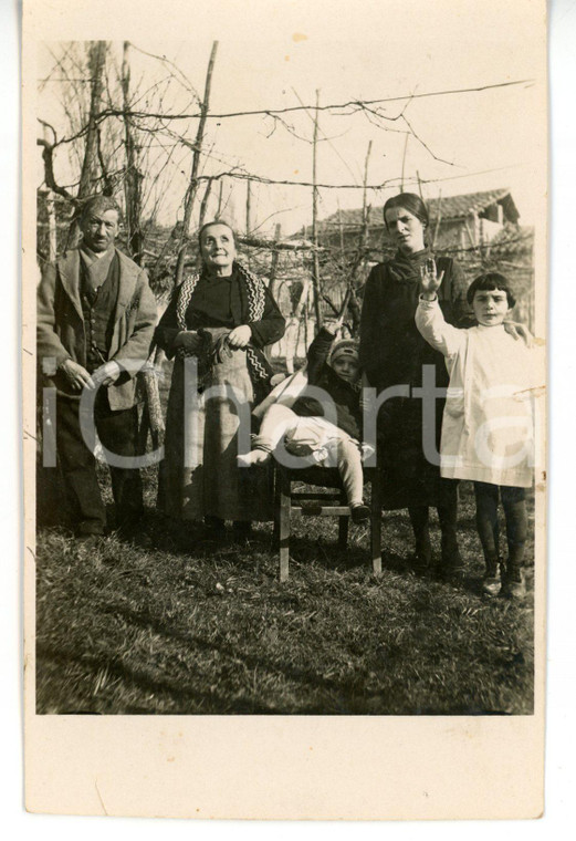 1930 CUORGNÈ Ritratto di famiglia con bambini in giardino - Foto FP NV