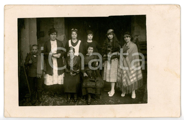 1920 ca PIEMONTE (?) Bambino con gruppo di attrici teatrali in costume *Foto FP