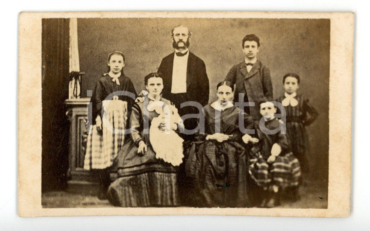 1865 ca ITALIA Ritratto di famiglia con bambini *Fotografia CDV