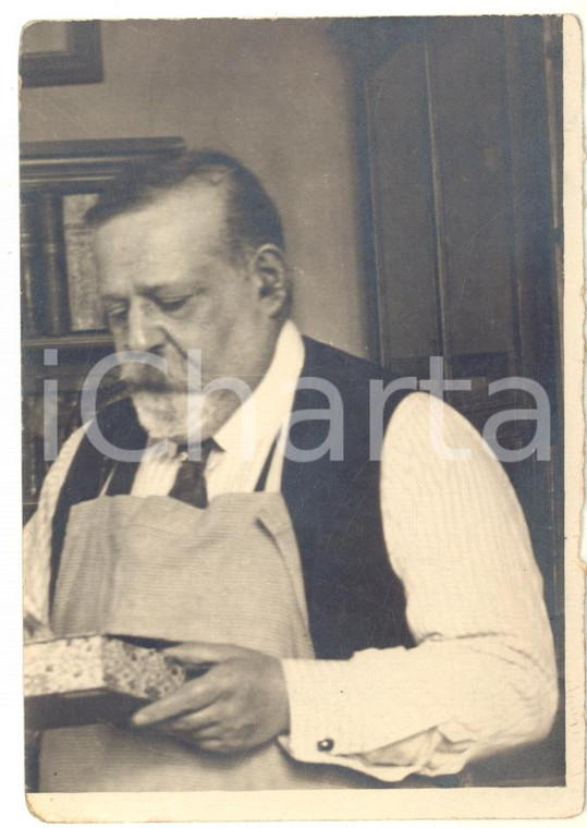 1930 ca GENOVA Ritratto di Giulio MORPURGO in grembiule - Fotografia 8x12 cm