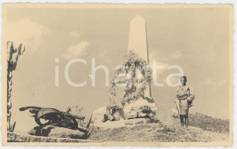 1928 A.O.I. ETIOPIA Bambino indigeno presso cippo commemorativo - Foto cartolina