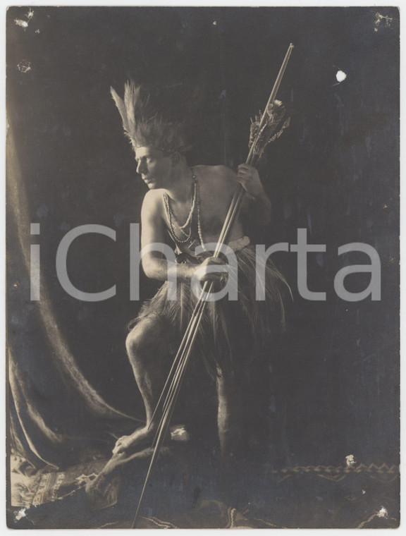 1930 ca TEATRO ITALIA Attore in costume da indigeno - Foto DANNEGGIATA 18x24 cm