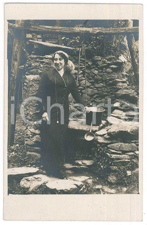 1925 ca ITALIA Donna cucina in un cortile rurale - Fotografia anonima 9x14 cm