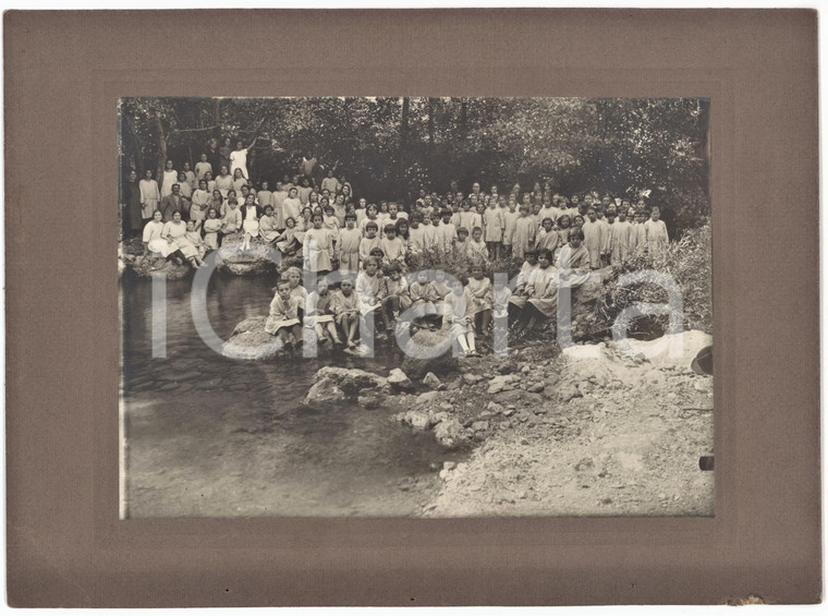 1900 ca LOMBARDIA (?) Istituto femminile - Bambine in gita al fiume - Foto
